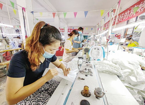 宝妈工厂 巧手织就时尚，兼顾家庭与梦想的服装生产线